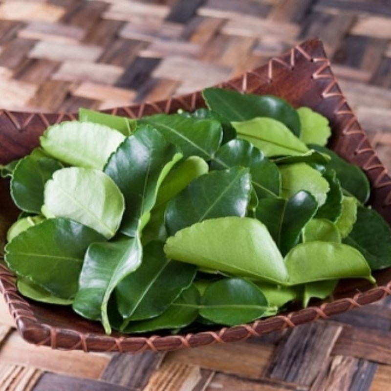 Bước 2 Sơ chế các nguyên liệu khác Tu hài hấp sả lá chanh