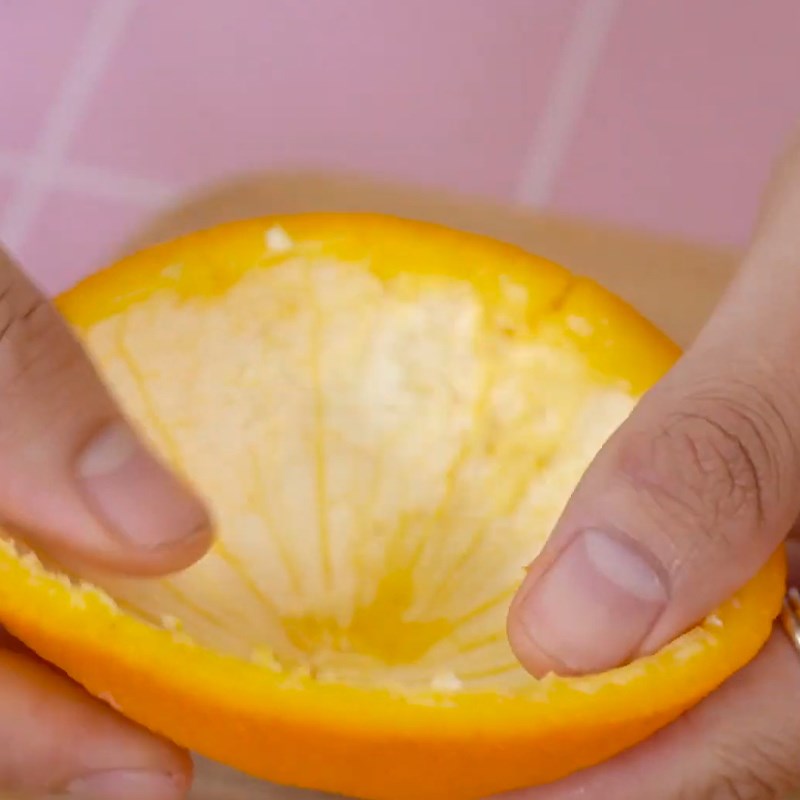 Bước 2 Sơ chế cam và vắt nước cam Thạch rau câu trái cam