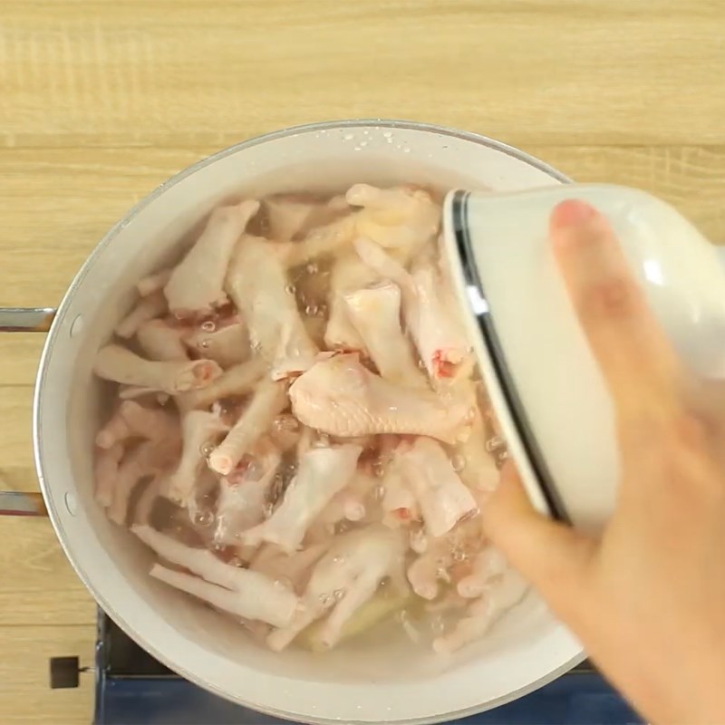 Bước 1 Sơ chế chân gà Chân gà trộn sa tế chua ngọt