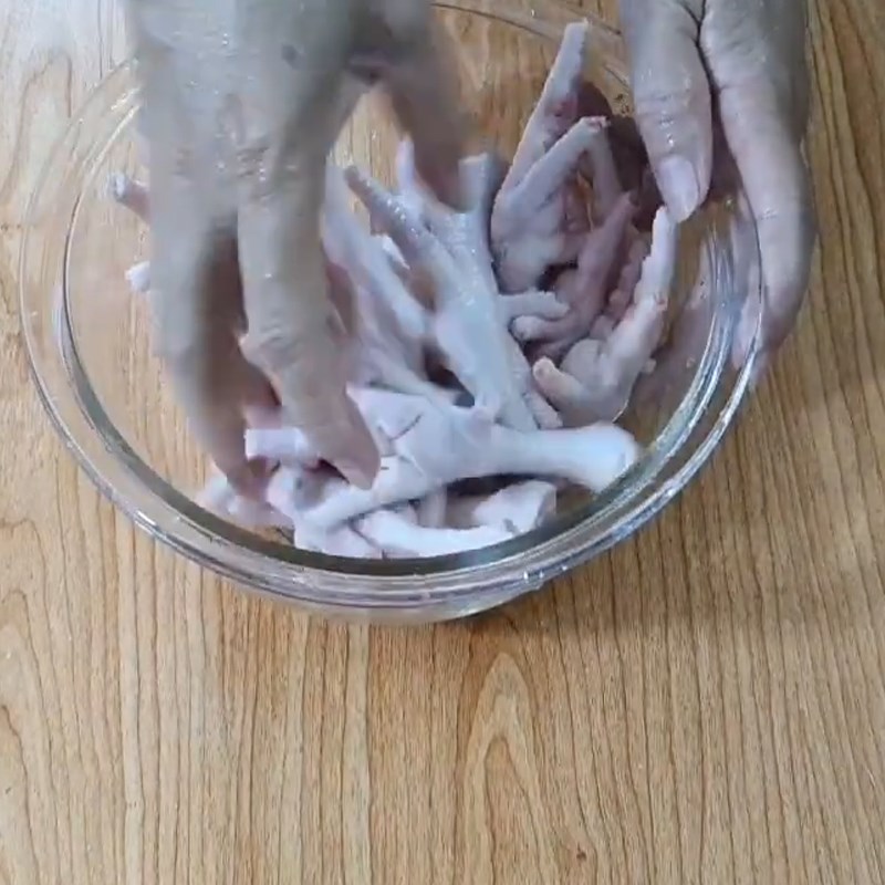 Bước 1 Sơ chế chân gà Chân gà trộn sa tế cay