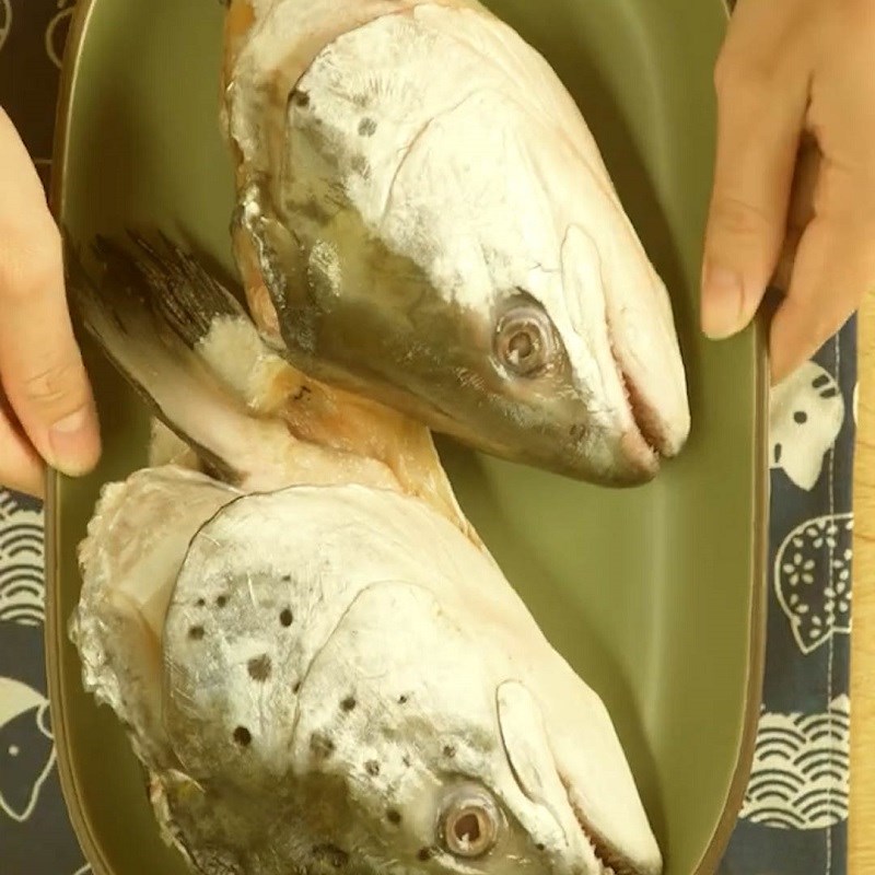 Bước 1 Sơ chế đầu cá hồi Đầu cá hồi nướng sốt Teriyaki