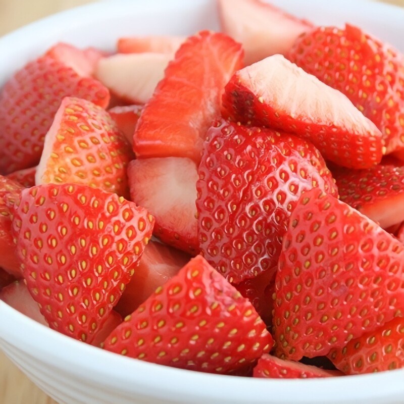 Bước 1 Sơ chế dâu tây Kem dâu tây sữa tươi