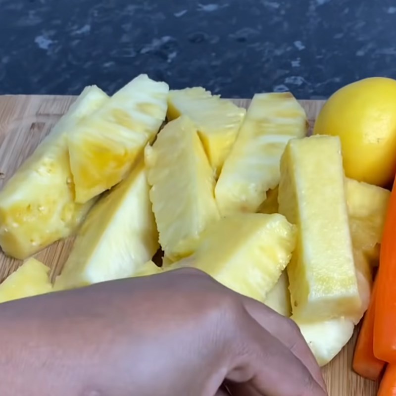Bước 1 Sơ chế dứa và cà rốt Nước ép dứa cà rốt