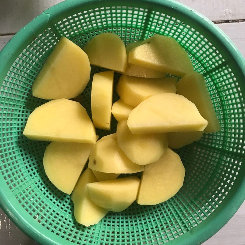 Bước 1 Sơ chế khoai tây Canh xương khoai tây