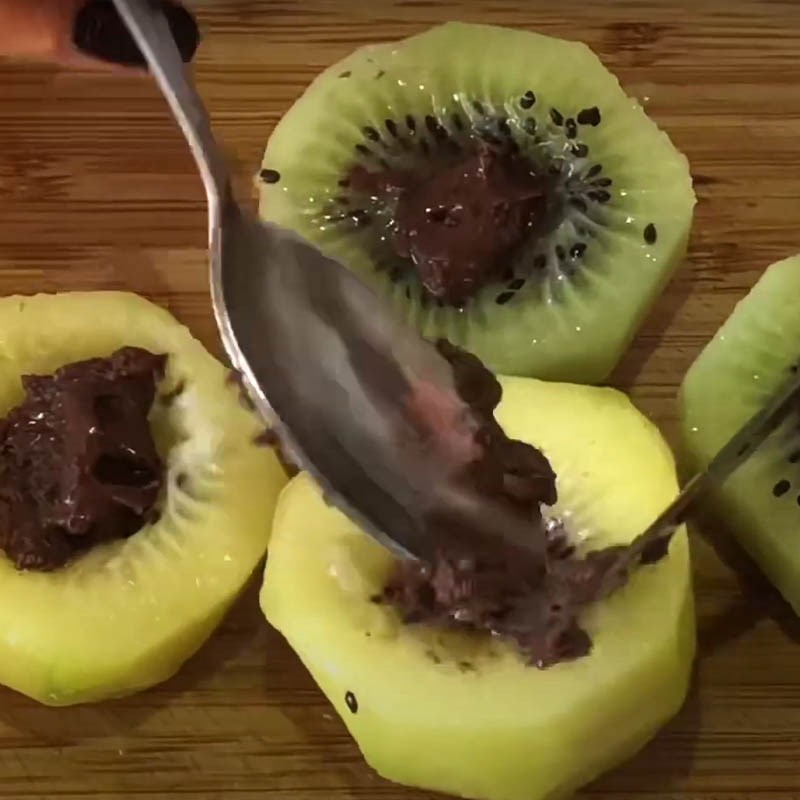 Bước 2 Sơ chế kiwi Thạch nhãn cầu trái cây