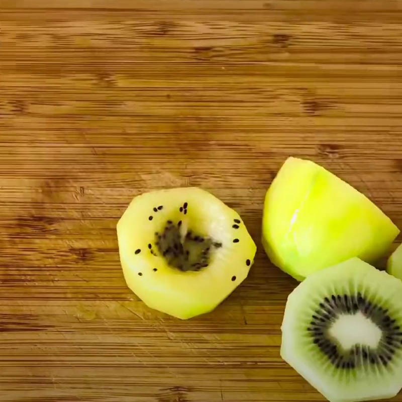Bước 2 Sơ chế kiwi Thạch nhãn cầu trái cây