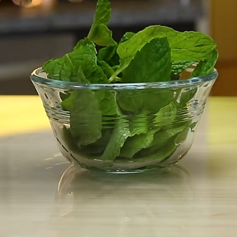 Bước 1 Sơ chế nguyên liệu Mojito phúc bồn tử biển xanh