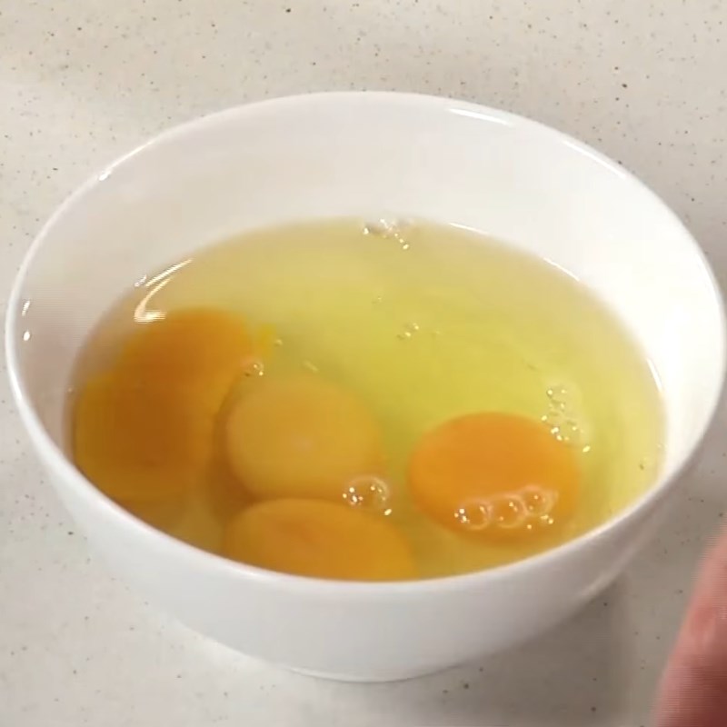 Bước 1 Sơ chế nguyên liệu Trứng rán ngải cứu thịt cua