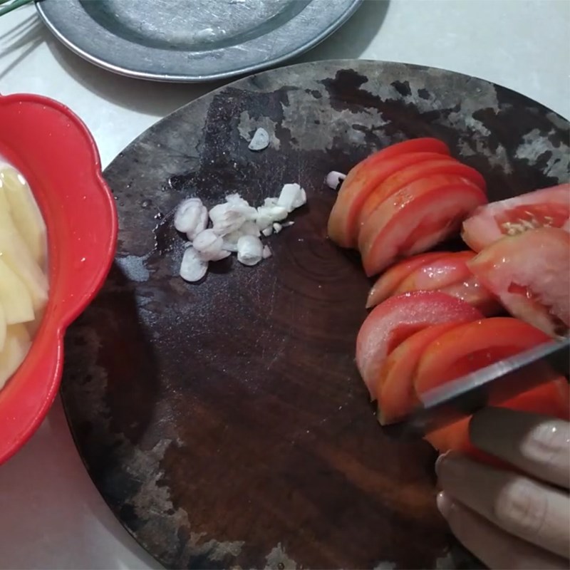 Bước 1 Sơ chế nguyên liệu Thịt lợn xào khoai tây cà chua