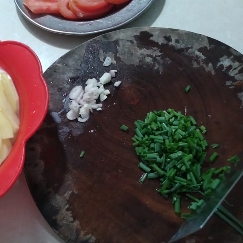 Bước 1 Sơ chế nguyên liệu Thịt lợn xào khoai tây cà chua