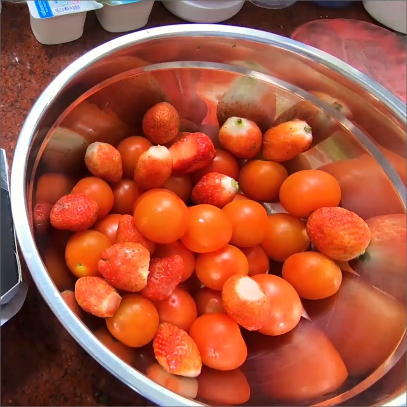 Bước 1 Sơ chế nguyên liệu Sinh tố cà chua dâu tây