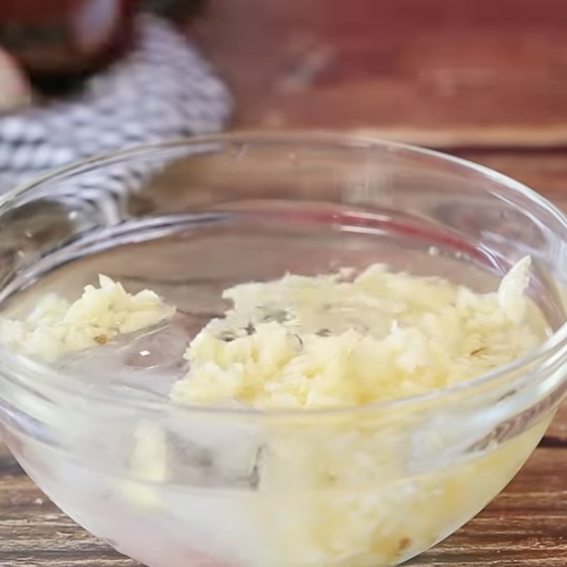 Bước 1 Sơ chế nguyên liệu Tôm lăn bột chiên với bơ tỏi