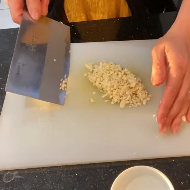 Bước 1 Sơ chế nguyên liệu Cá hồi nướng bơ tỏi tươi