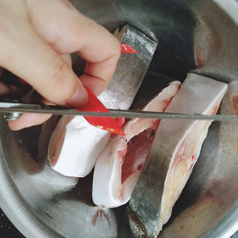 Bước 1 Sơ chế nguyên liệu Cá chim trắng nấu canh chua