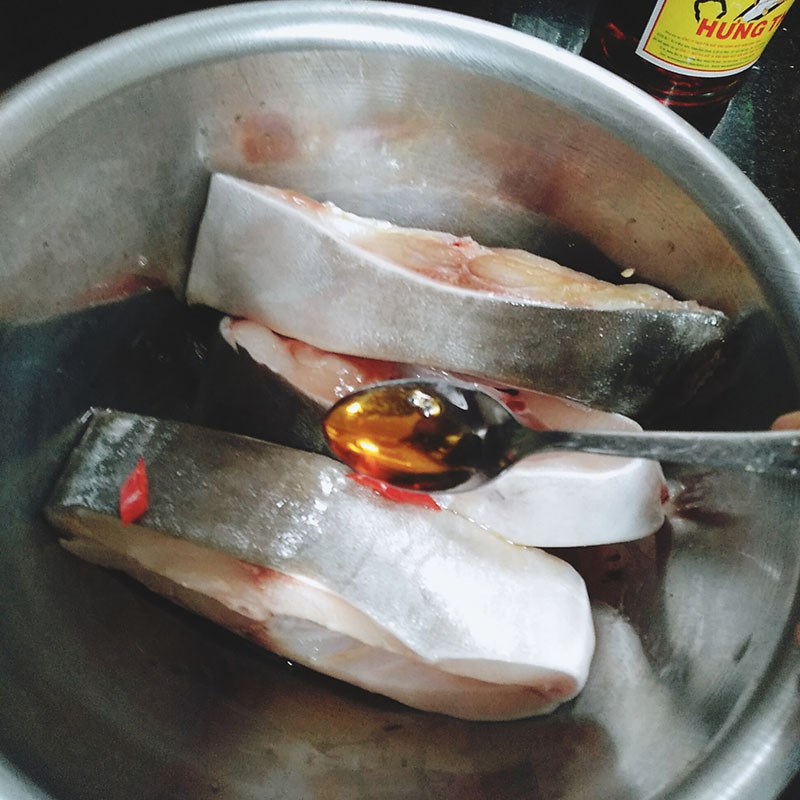 Bước 1 Sơ chế nguyên liệu Cá chim trắng nấu canh chua