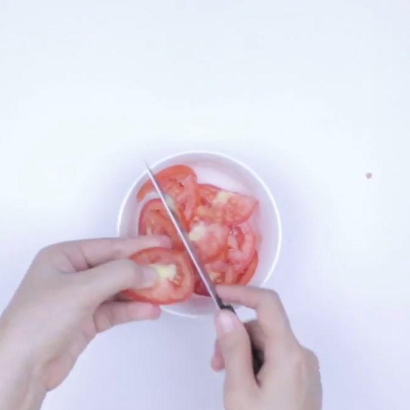 Bước 1 Sơ chế nguyên liệu Cá trứng chiên giòn sốt cà chua