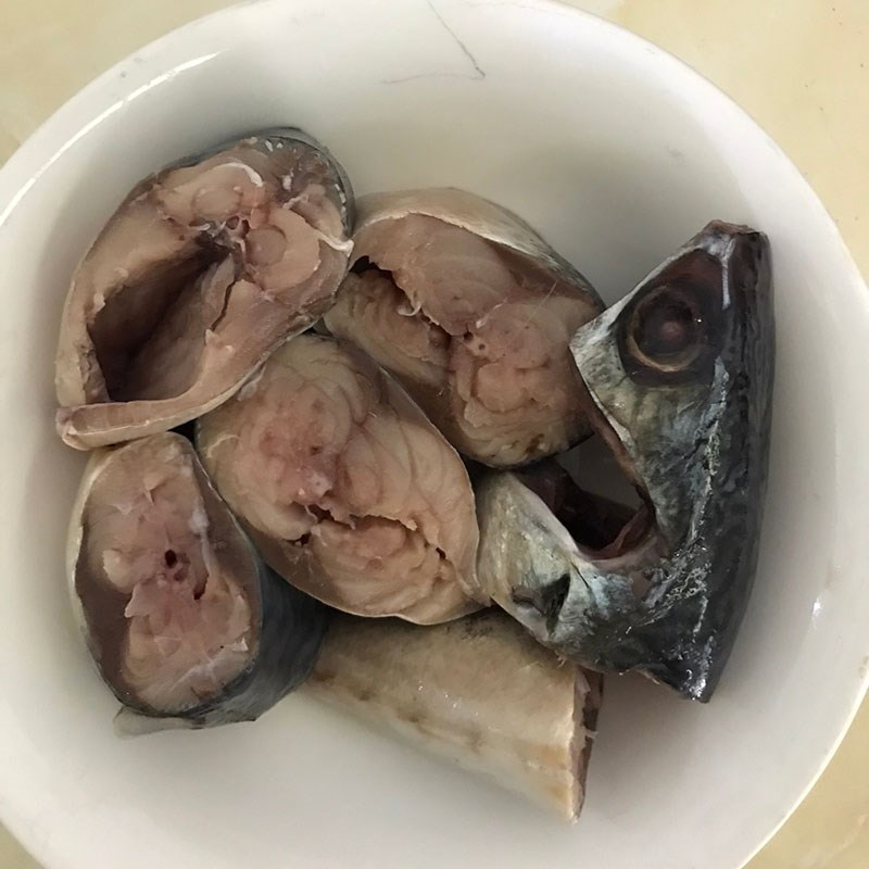 Bước 1 Sơ chế nguyên liệu Cá thu Nhật - cá saba kho nước dừa