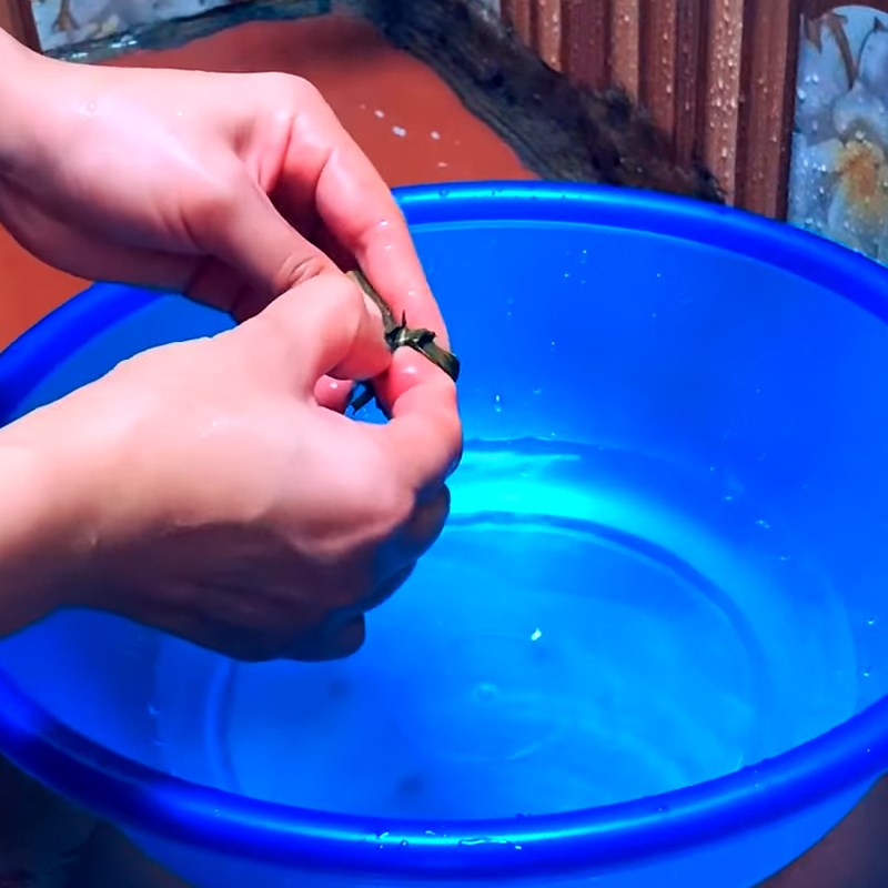 Bước 1 Sơ chế nguyên liệu Tổ yến chưng đông trùng hạ thảo