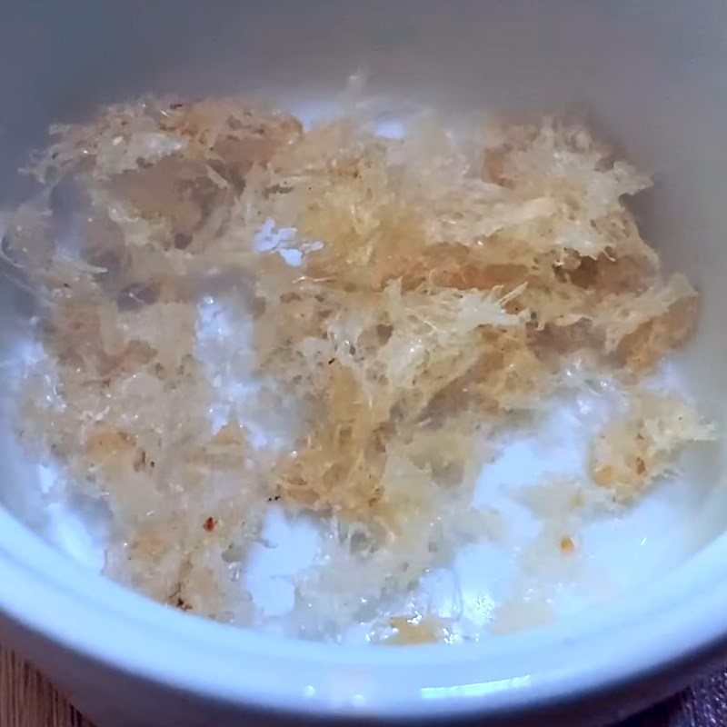 Bước 1 Sơ chế nguyên liệu Tổ yến chưng đông trùng hạ thảo