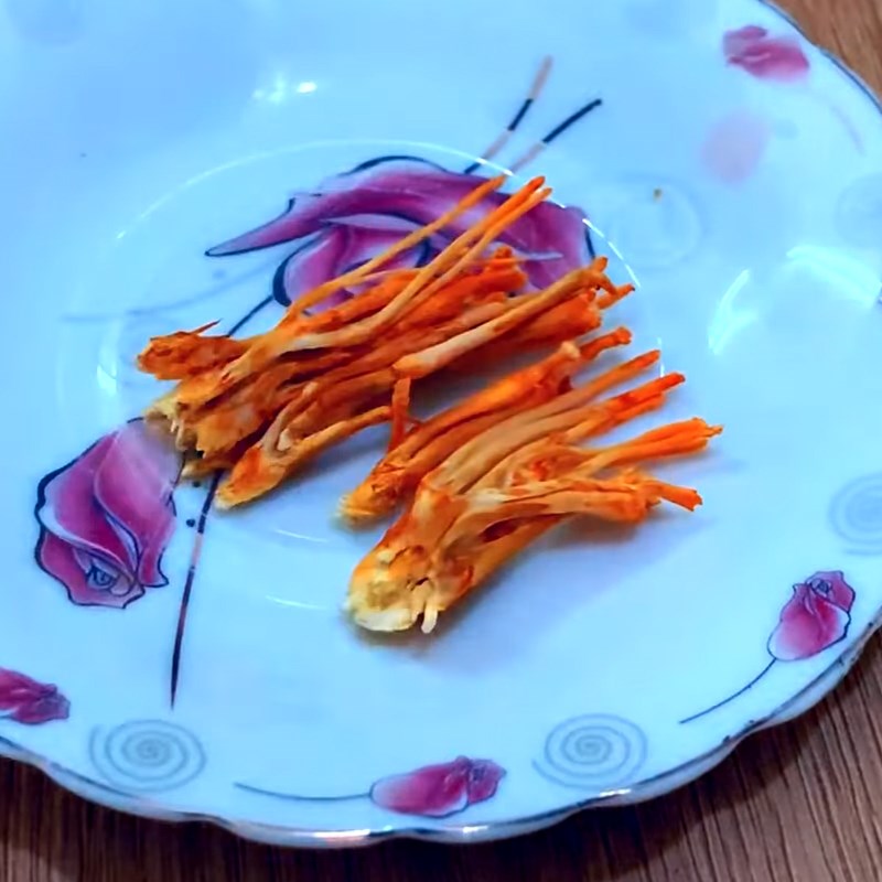 Bước 1 Sơ chế nguyên liệu Tổ yến chưng đông trùng hạ thảo