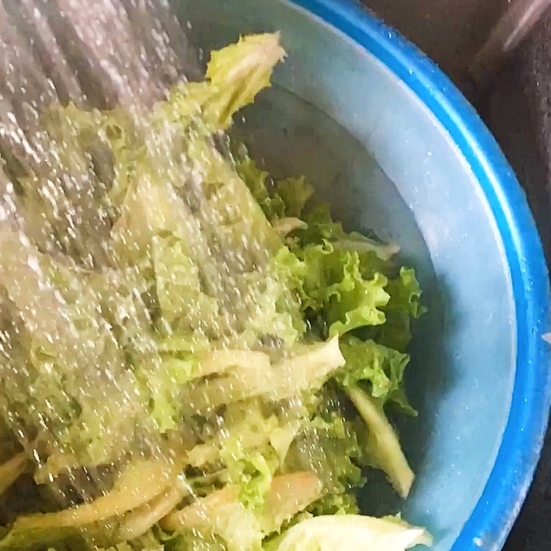 Bước 1 Sơ chế nguyên liệu Salad ức gà sốt mè rang