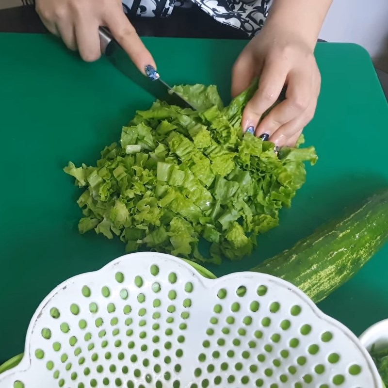 Bước 1 Sơ chế nguyên liệu Salad xà lách dưa chuột cà chua