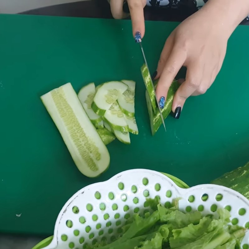 Bước 1 Sơ chế nguyên liệu Salad xà lách dưa chuột cà chua