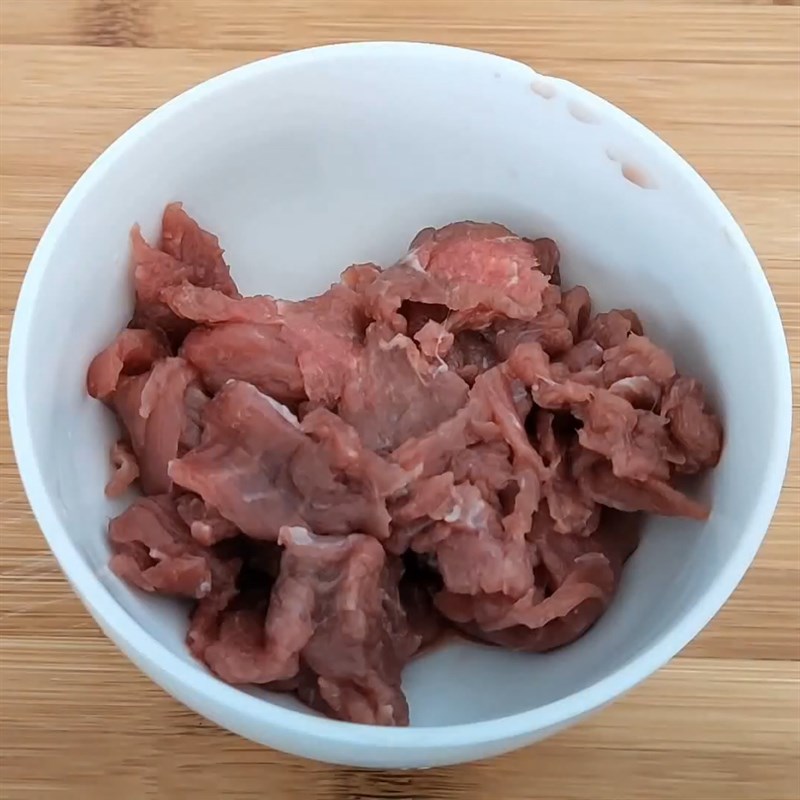 Bước 1 Sơ chế nguyên liệu Thịt bò xào bí đỏ