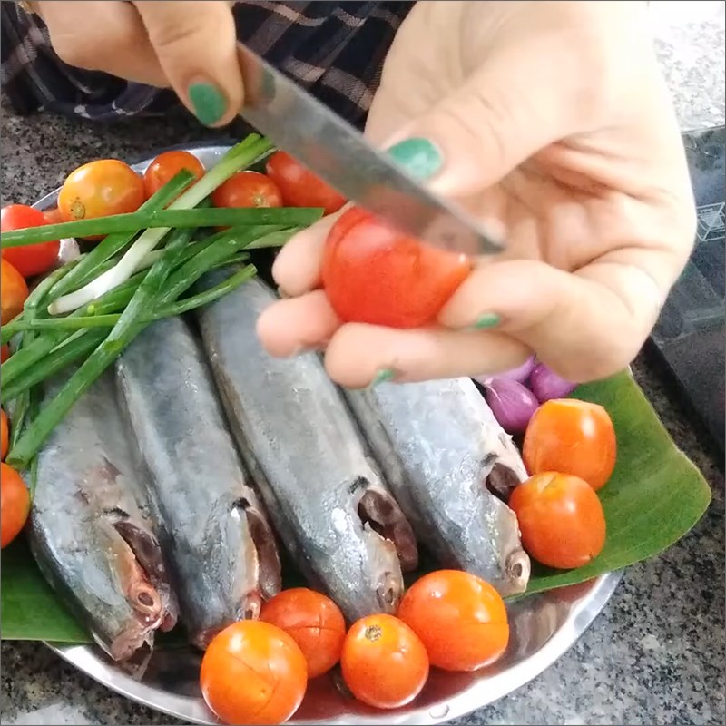 Bước 1 Sơ chế nguyên liệu Cá ngân kho cà chua