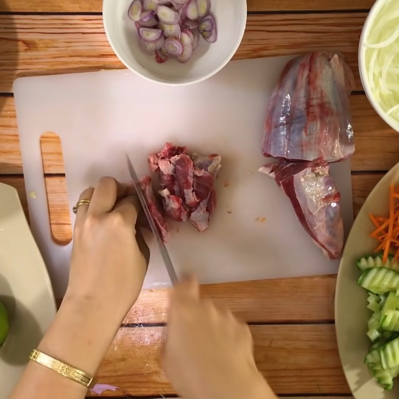Bước 1 Sơ chế nguyên liệu Nộm bắp bò thập cẩm