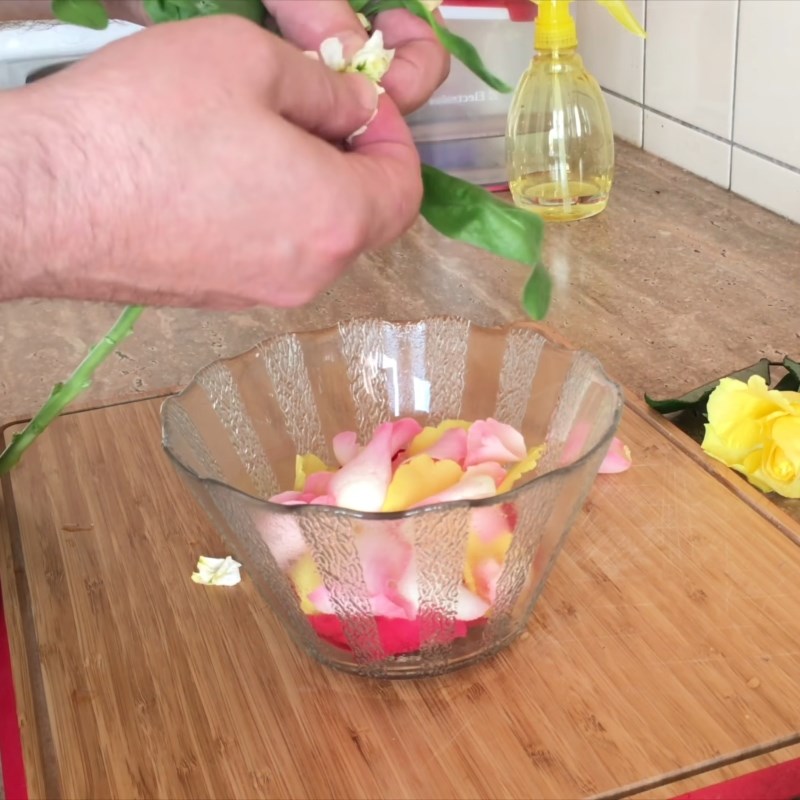 Bước 1 Sơ chế nguyên liệu Cách làm nước hoa bằng hoa hồng, Matthiola incana