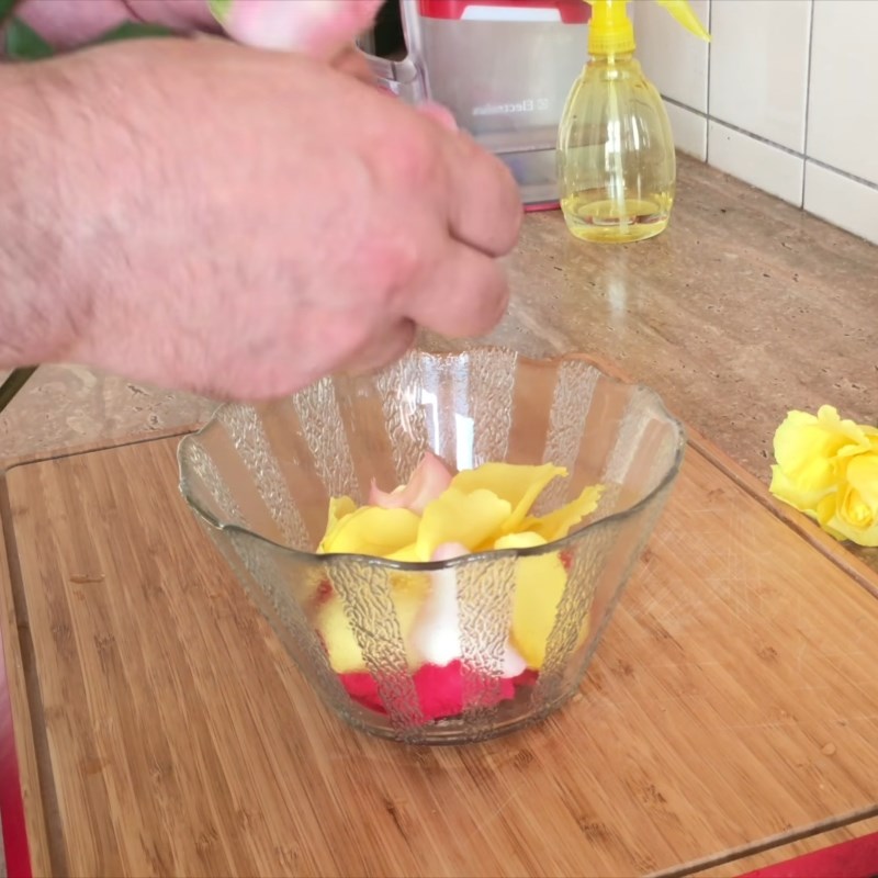Bước 1 Sơ chế nguyên liệu Cách làm nước hoa bằng hoa hồng, Matthiola incana