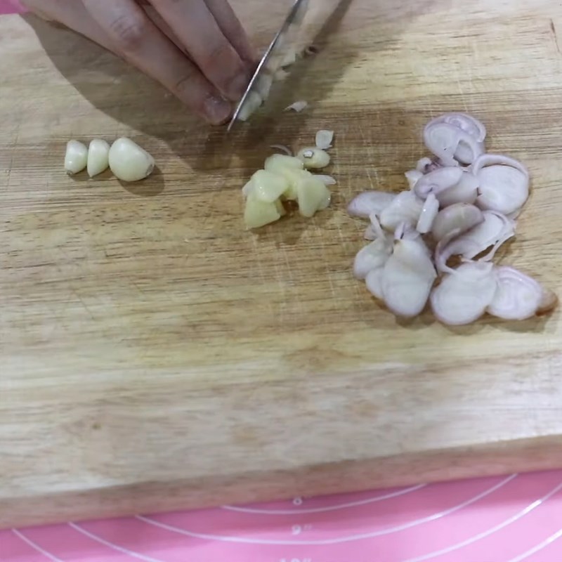 Bước 3 Sơ chế nguyên liệu làm nhân Bánh bao nguyên cám gà nấm