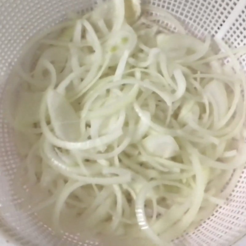 Bước 3 Sơ chế nguyên liệu phụ Da bò trộn chua ngọt