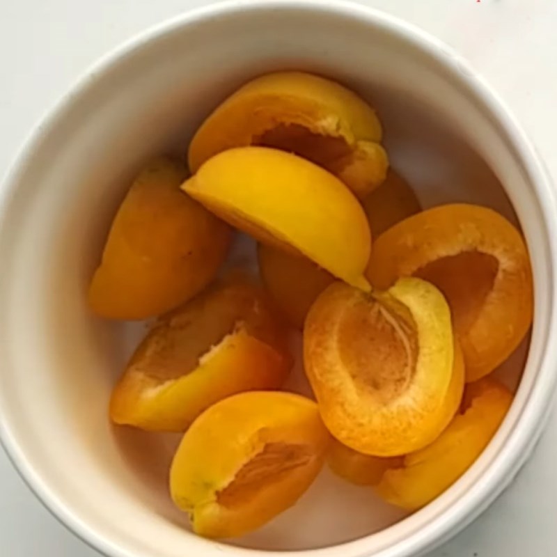 Bước 1 Sơ chế quả mơ Nước ép mơ tươi