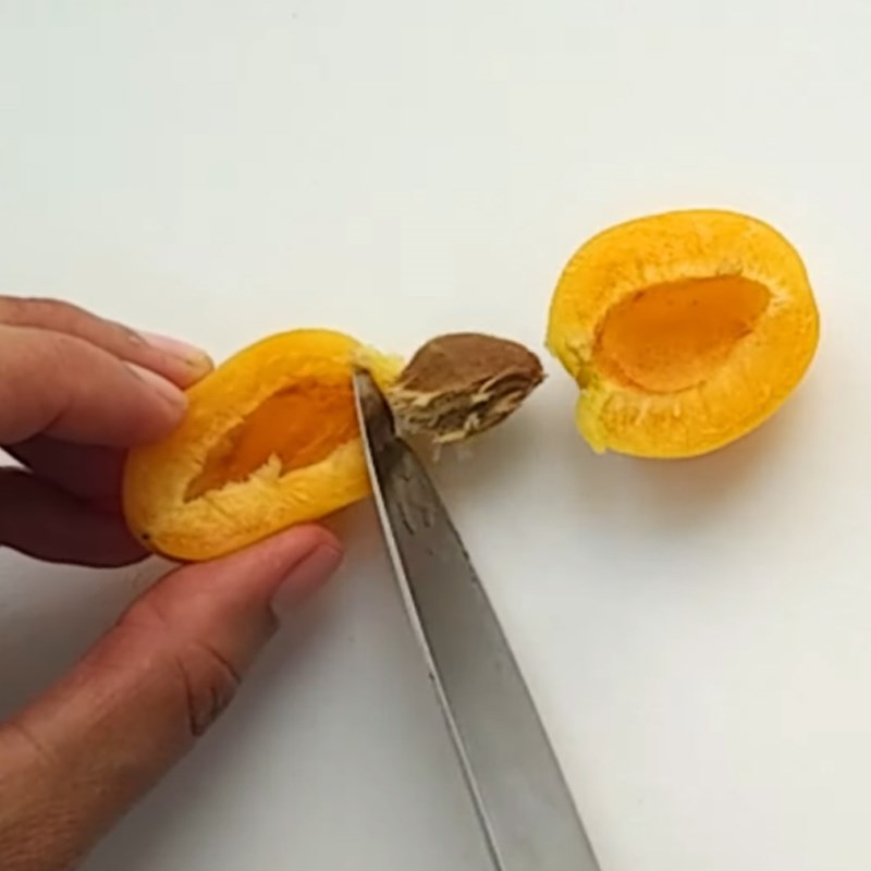 Bước 1 Sơ chế quả mơ Nước ép mơ tươi