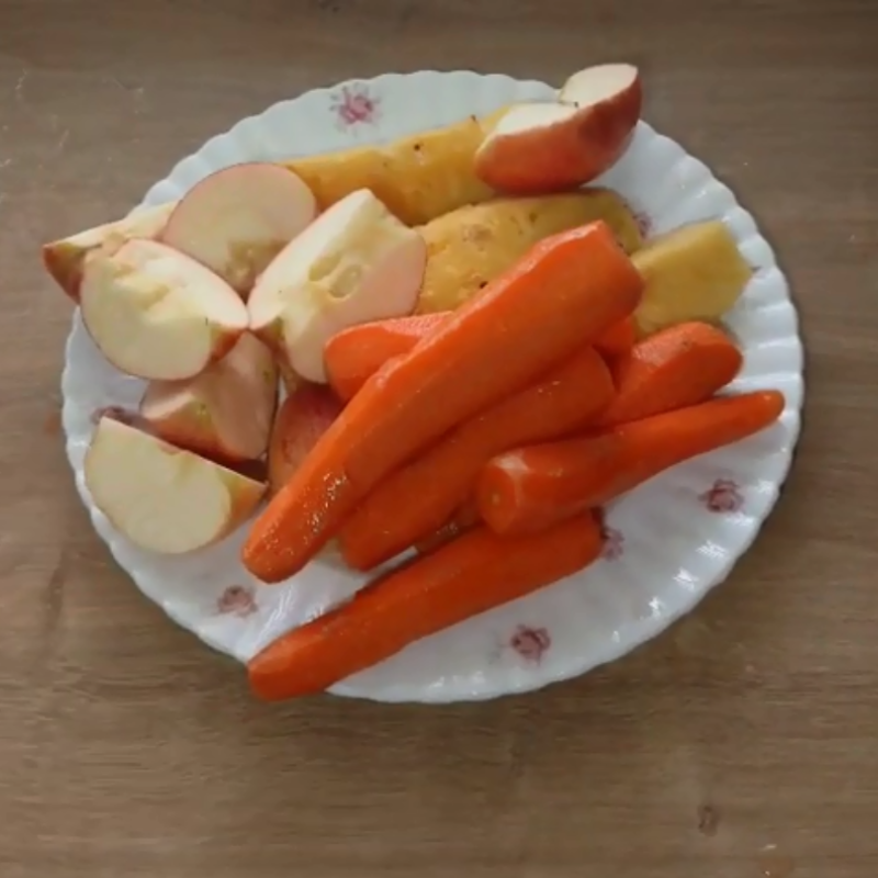Bước 1 Sơ chế táo, cà rốt và dứa Nước ép táo cà rốt dứa