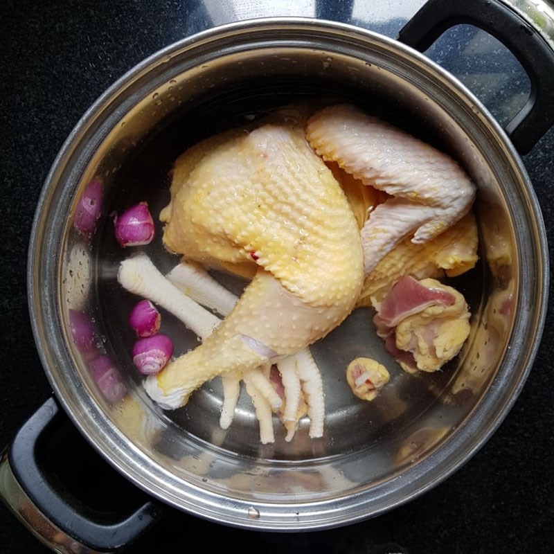 Bước 1 Sơ chế và luộc thịt gà Gỏi gà bắp cải