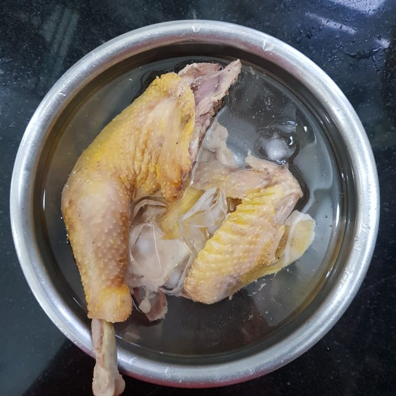 Bước 1 Sơ chế và luộc thịt gà Gỏi gà bắp cải