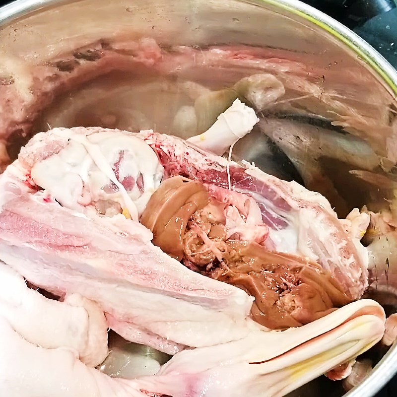Bước 1 Sơ chế thịt vịt Gỏi vịt rau răm chuối xanh (gỏi vịt bóp thấu)