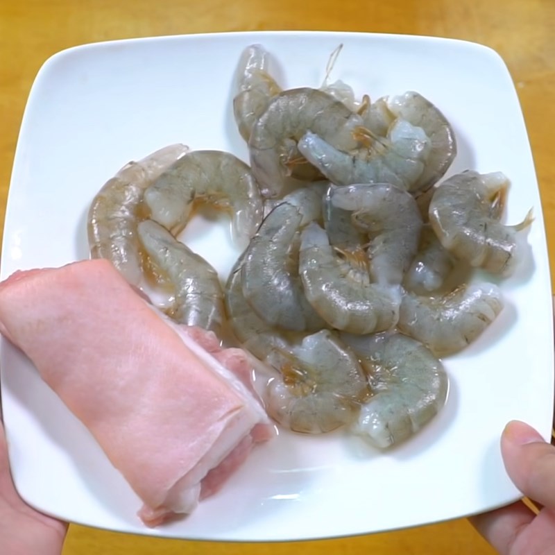 Bước 1 Sơ chế tôm và thịt Bánh bột lọc lá chuối