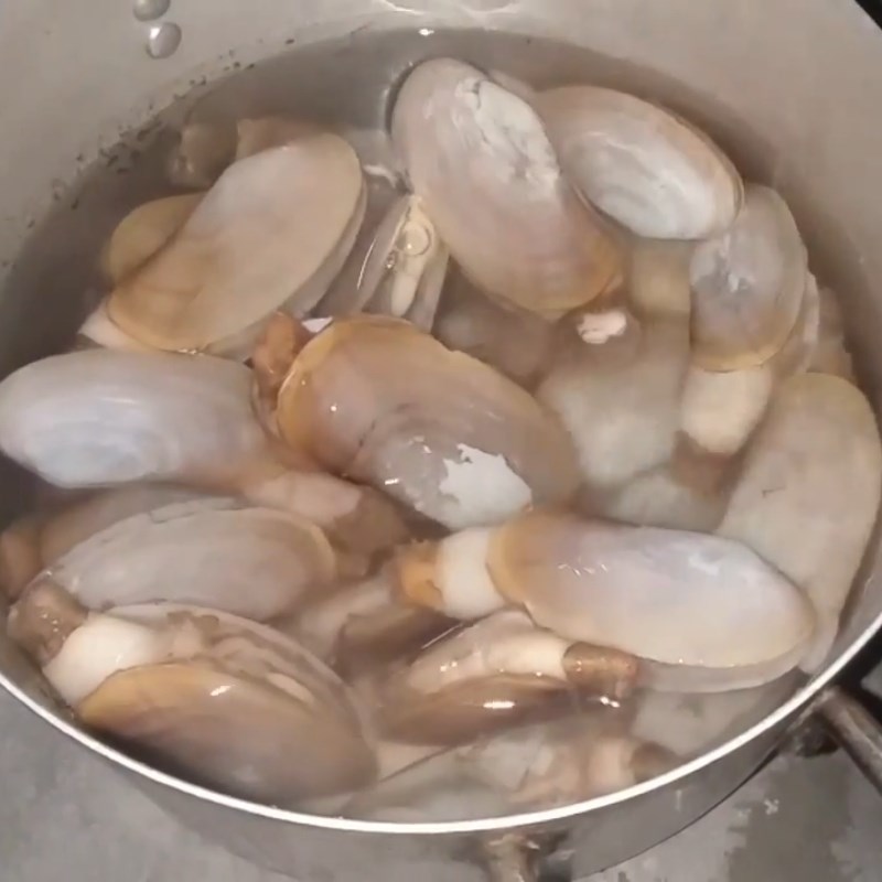 Bước 1 Sơ chế tu hài Tu hài hấp sả lá chanh