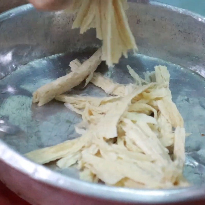 Bước 2 Sơ chế và chiên sườn non Gỏi đinh lăng cóc sườn non chay