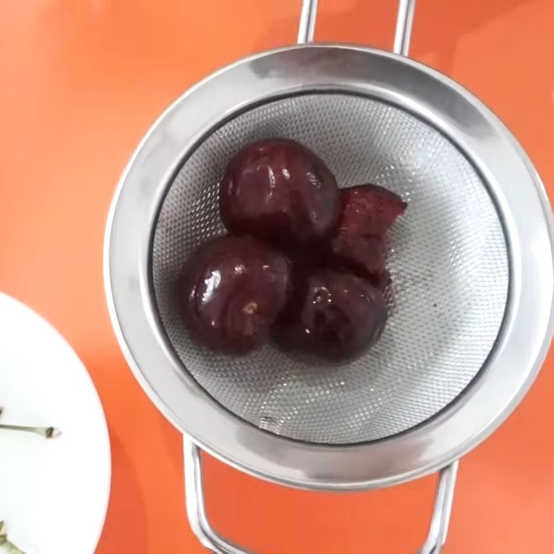 Bước 1 Sơ chế và lấy nước cherry Cách làm son môi từ cherry