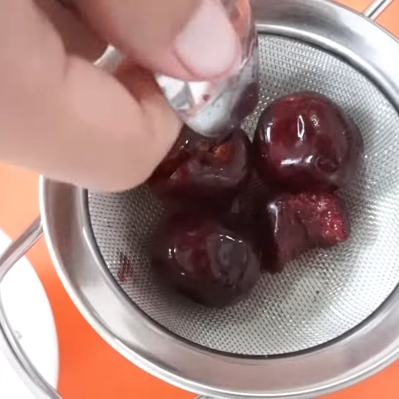 Bước 1 Sơ chế và lấy nước cherry Cách làm son môi từ cherry