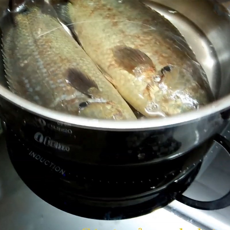 Bước 1 Sơ chế và luộc cá rô đồng Canh cá Quỳnh Côi - canh cá rô Thái Bình
