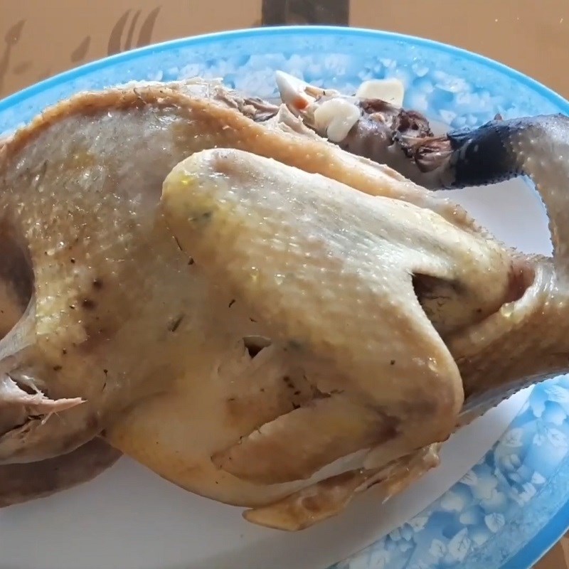 Bước 1 Sơ chế với luộc thịt con gà Gỏi đinh lăng làm thịt gà