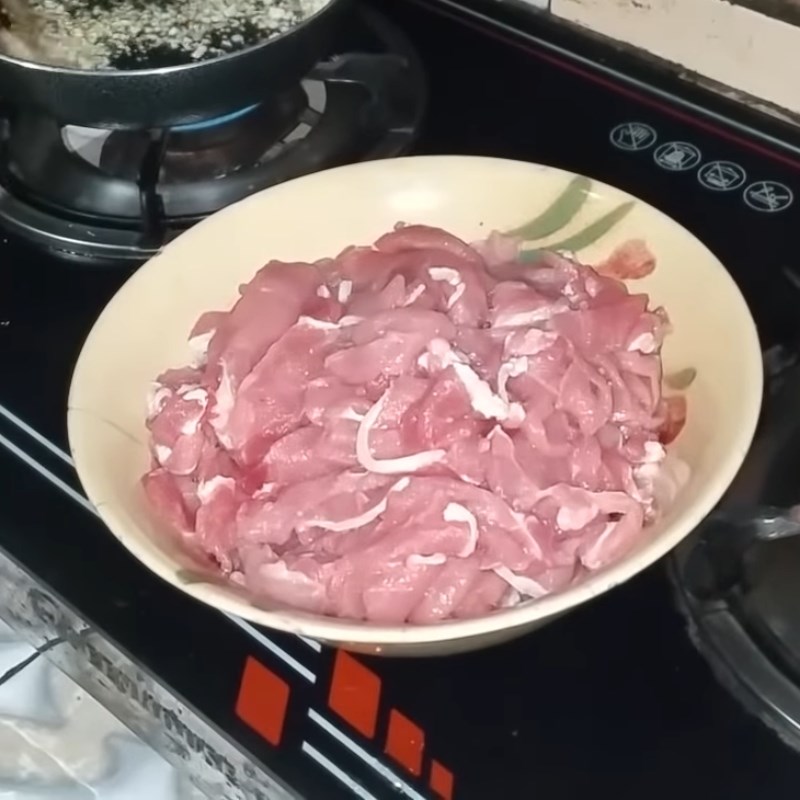 Bước 1 Sơ chế và ướp thịt lợn Thịt lợn xào khế chuối xanh