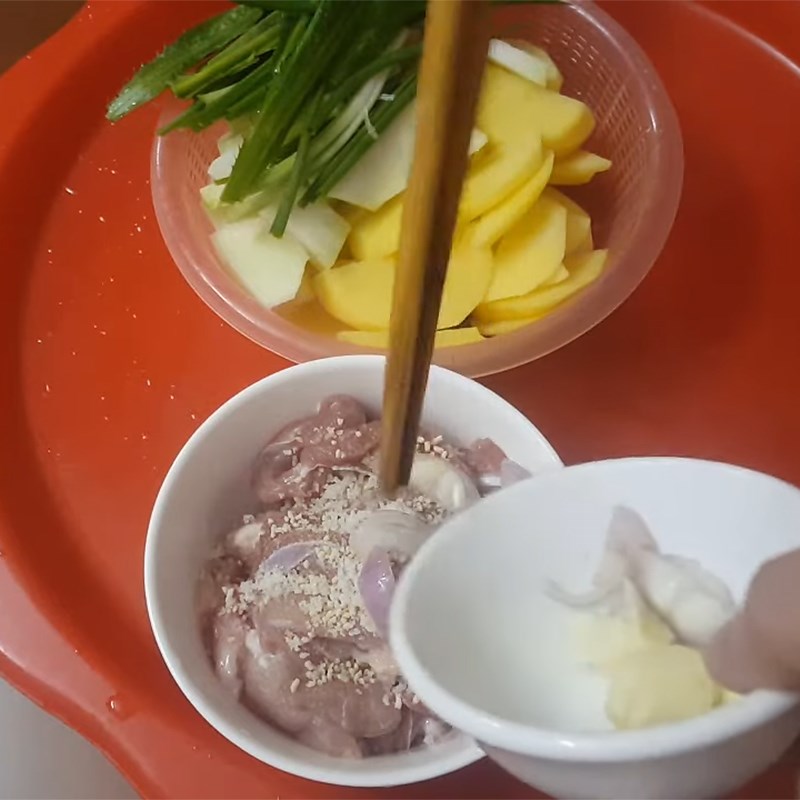 Bước 1 Sơ chế và ướp thịt lợn Thịt lợn xào khoai tây su hào