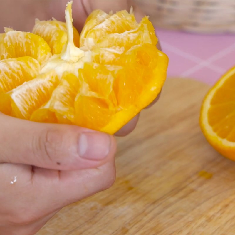 Bước 1 Tách cam ra khỏi vỏ Thạch rau câu trái cam